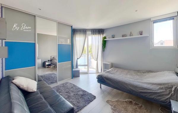 MAISON FAMILIALE DE CHARME – CHAUMES-EN-BRIE – POUTRES APPARENTES – PLAFOND CATHÉDRALE – PIERRE – PISCINE – JARDIN PAYSAGER – SANS TRAVAUX – GARE RER E À 15 MIN – CALME – COMMERCES À PIED