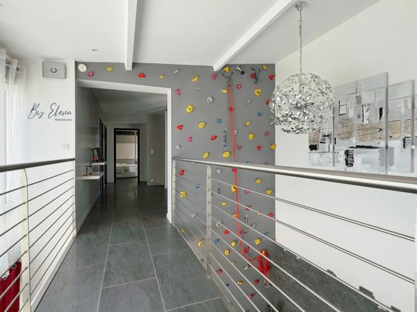 MAISON FAMILIALE DE CHARME – CHAUMES-EN-BRIE – POUTRES APPARENTES – PLAFOND CATHÉDRALE – PIERRE – PISCINE – JARDIN PAYSAGER – SANS TRAVAUX – GARE RER E À 15 MIN – CALME – COMMERCES À PIED