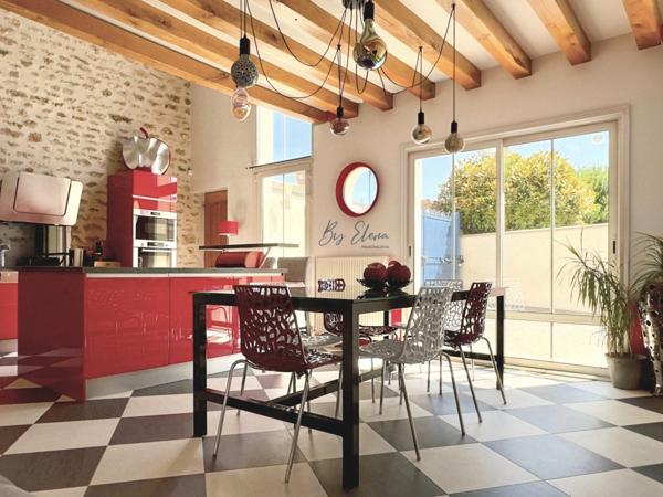 MAISON FAMILIALE DE CHARME – CHAUMES-EN-BRIE – POUTRES APPARENTES – PLAFOND CATHÉDRALE – PIERRE – PISCINE – JARDIN PAYSAGER – SANS TRAVAUX – GARE RER E À 15 MIN – CALME – COMMERCES À PIED