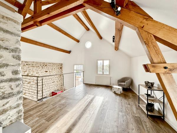 MAISON FAMILIALE DE CHARME – CHAUMES-EN-BRIE – POUTRES APPARENTES – PLAFOND CATHÉDRALE – PIERRE – PISCINE – JARDIN PAYSAGER – SANS TRAVAUX – GARE RER E À 15 MIN – CALME – COMMERCES À PIED