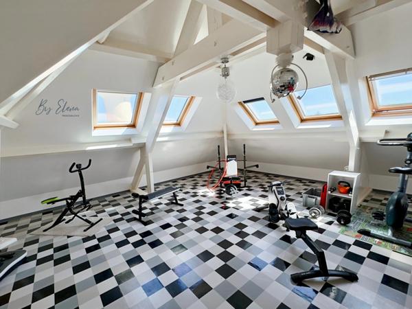 MAISON FAMILIALE DE CHARME – CHAUMES-EN-BRIE – POUTRES APPARENTES – PLAFOND CATHÉDRALE – PIERRE – PISCINE – JARDIN PAYSAGER – SANS TRAVAUX – GARE RER E À 15 MIN – CALME – COMMERCES À PIED