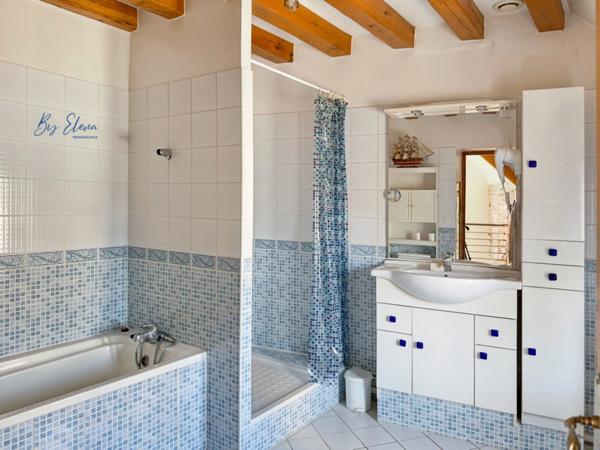 MAISON FAMILIALE DE CHARME – CHAUMES-EN-BRIE – POUTRES APPARENTES – PLAFOND CATHÉDRALE – PIERRE – PISCINE – JARDIN PAYSAGER – SANS TRAVAUX – GARE RER E À 15 MIN – CALME – COMMERCES À PIED