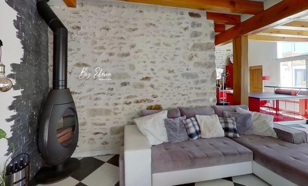 MAISON FAMILIALE DE CHARME – CHAUMES-EN-BRIE – POUTRES APPARENTES – PLAFOND CATHÉDRALE – PIERRE – PISCINE – JARDIN PAYSAGER – SANS TRAVAUX – GARE RER E À 15 MIN – CALME – COMMERCES À PIED