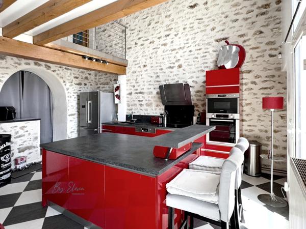 MAISON FAMILIALE DE CHARME – CHAUMES-EN-BRIE – POUTRES APPARENTES – PLAFOND CATHÉDRALE – PIERRE – PISCINE – JARDIN PAYSAGER – SANS TRAVAUX – GARE RER E À 15 MIN – CALME – COMMERCES À PIED