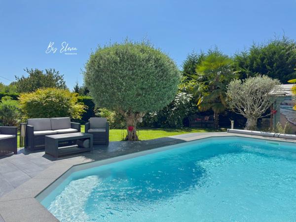 MAISON FAMILIALE DE CHARME – CHAUMES-EN-BRIE – POUTRES APPARENTES – PLAFOND CATHÉDRALE – PIERRE – PISCINE – JARDIN PAYSAGER – SANS TRAVAUX – GARE RER E À 15 MIN – CALME – COMMERCES À PIED