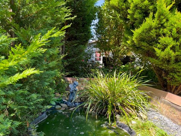 MAISON FAMILIALE DE CHARME – CHAUMES-EN-BRIE – POUTRES APPARENTES – PLAFOND CATHÉDRALE – PIERRE – PISCINE – JARDIN PAYSAGER – SANS TRAVAUX – GARE RER E À 15 MIN – CALME – COMMERCES À PIED