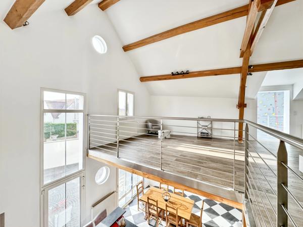 MAISON FAMILIALE DE CHARME – CHAUMES-EN-BRIE – POUTRES APPARENTES – PLAFOND CATHÉDRALE – PIERRE – PISCINE – JARDIN PAYSAGER – SANS TRAVAUX – GARE RER E À 15 MIN – CALME – COMMERCES À PIED