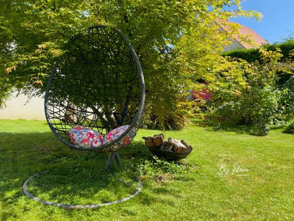 MAISON FAMILIALE DE CHARME – CHAUMES-EN-BRIE – POUTRES APPARENTES – PLAFOND CATHÉDRALE – PIERRE – PISCINE – JARDIN PAYSAGER – SANS TRAVAUX – GARE RER E À 15 MIN – CALME – COMMERCES À PIED