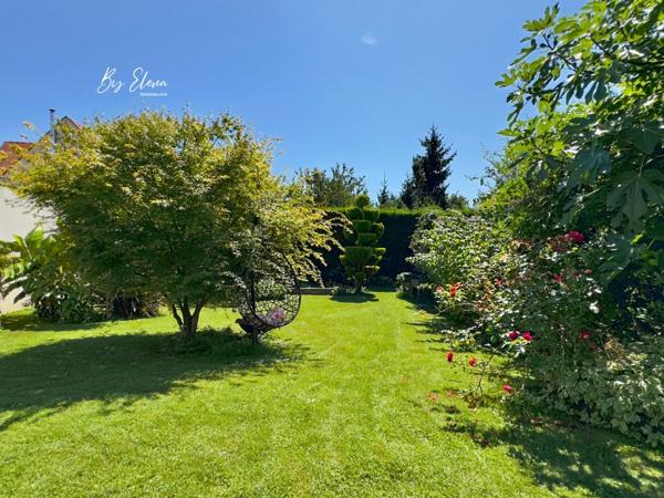 MAISON FAMILIALE DE CHARME – CHAUMES-EN-BRIE – POUTRES APPARENTES – PLAFOND CATHÉDRALE – PIERRE – PISCINE – JARDIN PAYSAGER – SANS TRAVAUX – GARE RER E À 15 MIN – CALME – COMMERCES À PIED