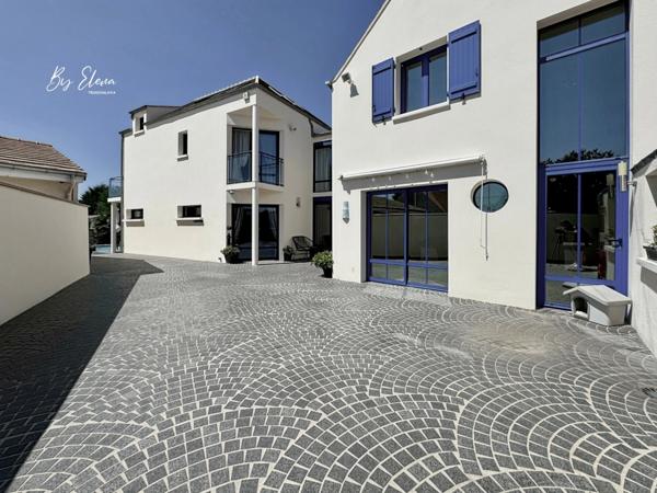 MAISON FAMILIALE DE CHARME – CHAUMES-EN-BRIE – POUTRES APPARENTES – PLAFOND CATHÉDRALE – PIERRE – PISCINE – JARDIN PAYSAGER – SANS TRAVAUX – GARE RER E À 15 MIN – CALME – COMMERCES À PIED