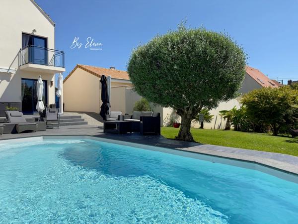 MAISON FAMILIALE DE CHARME – CHAUMES-EN-BRIE – POUTRES APPARENTES – PLAFOND CATHÉDRALE – PIERRE – PISCINE – JARDIN PAYSAGER – SANS TRAVAUX – GARE RER E À 15 MIN – CALME – COMMERCES À PIED