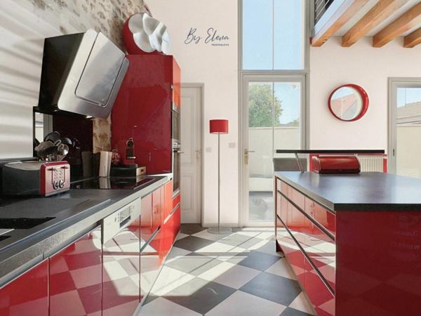 MAISON FAMILIALE DE CHARME – CHAUMES-EN-BRIE – POUTRES APPARENTES – PLAFOND CATHÉDRALE – PIERRE – PISCINE – JARDIN PAYSAGER – SANS TRAVAUX – GARE RER E À 15 MIN – CALME – COMMERCES À PIED