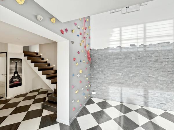 MAISON FAMILIALE DE CHARME – CHAUMES-EN-BRIE – POUTRES APPARENTES – PLAFOND CATHÉDRALE – PIERRE – PISCINE – JARDIN PAYSAGER – SANS TRAVAUX – GARE RER E À 15 MIN – CALME – COMMERCES À PIED