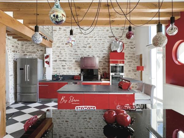 MAISON FAMILIALE DE CHARME – CHAUMES-EN-BRIE – POUTRES APPARENTES – PLAFOND CATHÉDRALE – PIERRE – PISCINE – JARDIN PAYSAGER – SANS TRAVAUX – GARE RER E À 15 MIN – CALME – COMMERCES À PIED