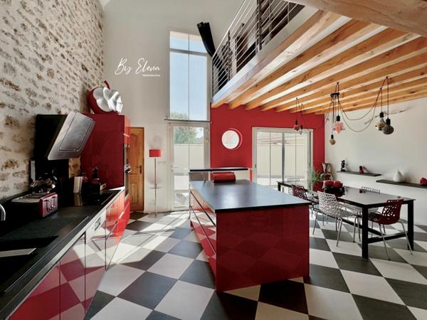 MAISON FAMILIALE DE CHARME – CHAUMES-EN-BRIE – POUTRES APPARENTES – PLAFOND CATHÉDRALE – PIERRE – PISCINE – JARDIN PAYSAGER – SANS TRAVAUX – GARE RER E À 15 MIN – CALME – COMMERCES À PIED