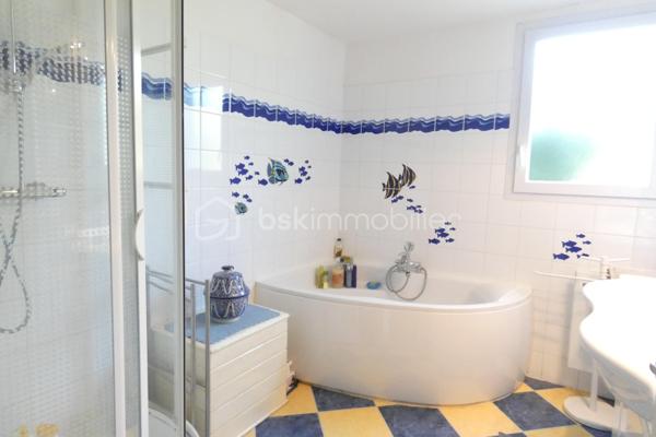 L’HOUMEAU 17137 : MAISON DE PLAIN-PIED 140m² / 6 PIECES /4 CHAMBRES / GARAGE / CAVE / JARDIN (parcelle 950m²) / STUDIO INDEPENDANT.

En exclusivité, maison à fort potentiel située sur la commune de l’Houmeau dans un secteur très recherché, à quelques minutes de La ROCHELLE et du pont de l’île de Ré.
Ecoles, commerces et plage à moins de 5 minutes en vélo.
La ligne de bus Yélo n°10 vous permettra de vous rendre « place de Verdun » centre de La Rochelle en 25 minutes. Arrêt de bus à 200m.

Au fond d’une impasse et au calme, cette maison de plain-pied est construite sur une belle parcelle de 950m² sans vis-à-vis offrant une surface habitable de 140m² ainsi qu’une dépendance composée d’un studio, d’un garage, d’une cave et d’un atelier.
Cette maison se compose d’une pièce de vie de 60m² avec cheminée insert et climatisation donnant sur la cuisine ouverte et son arrière cuisine, 4 chambres dont une suite parentale avec salle de bain (douche et baignoire) WC et dressing, 1 WC séparé, 1 salle d’eau.
Une terrasse de 35m² située à l’arrière de la maison vous permettra de profiter du jardin arboré aux beaux jours sans vis-à-vis.
Un studio indépendant de 10m² au sol avec mezzanine comprenant une kitchenette, une salle d’eau et un WC. 
Un garage de 21m², une cave et un atelier de 10m² viendront compléter ce bien.

Quelques petits travaux de mise au goût du jour seront à prévoir.