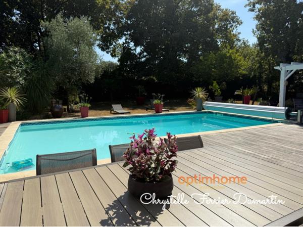 Maison de 206 m2 - 4 chambres - 1 studio indépendant - Piscine - CARBON BLANC