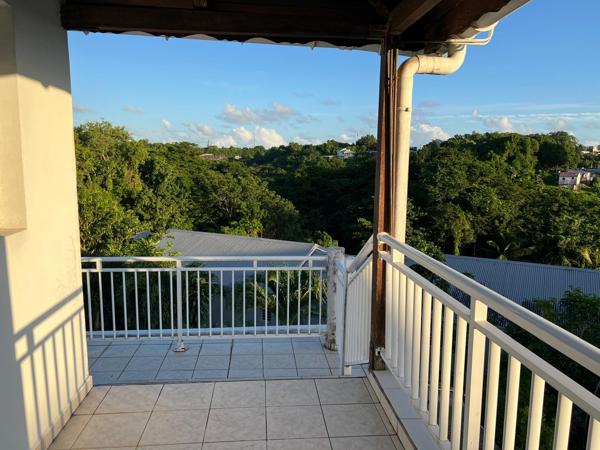 Appartement à louer 830 € CC LES ABYMES 3 p 56 m² DPE A