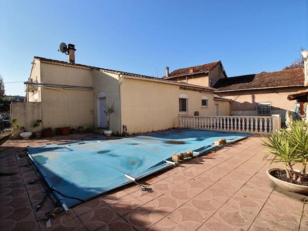 2 maisons d'habitations sur une terrain de 870 m2, divisible en 2 habitations distinctes.