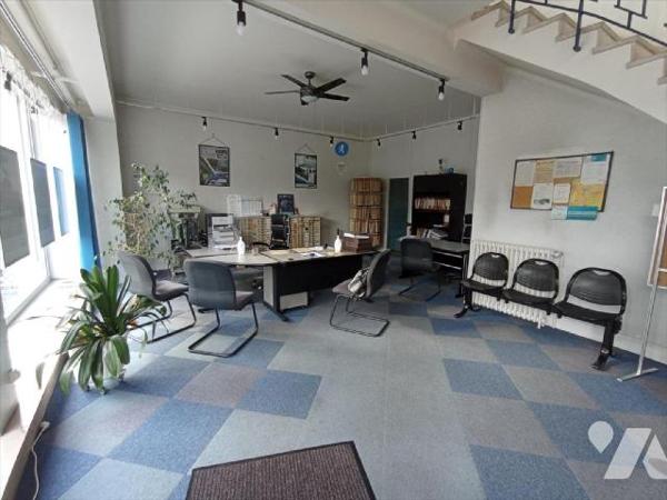 Local professionnel / commercial dans le centre ville de CONDE SUR NOIREAU. Local libre.Rez-de-...