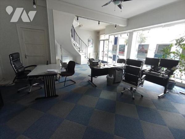 Local professionnel / commercial dans le centre ville de CONDE SUR NOIREAU. Local libre.Rez-de-...