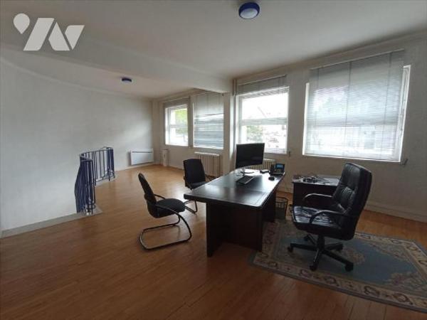 Local professionnel / commercial dans le centre ville de CONDE SUR NOIREAU. Local libre.Rez-de-...