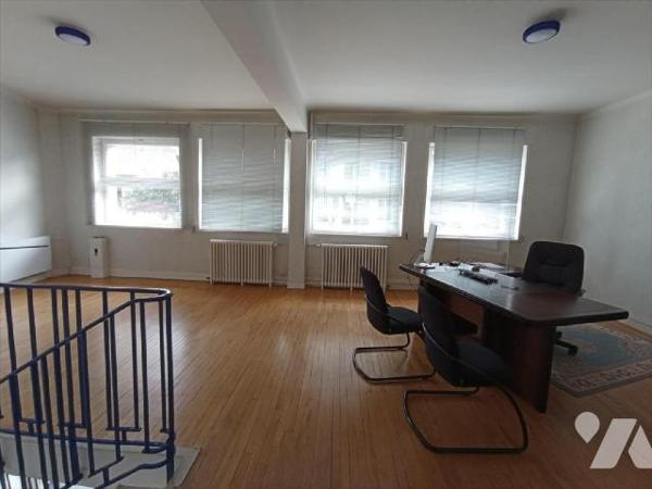 Local professionnel / commercial dans le centre ville de CONDE SUR NOIREAU. Local libre.Rez-de-...