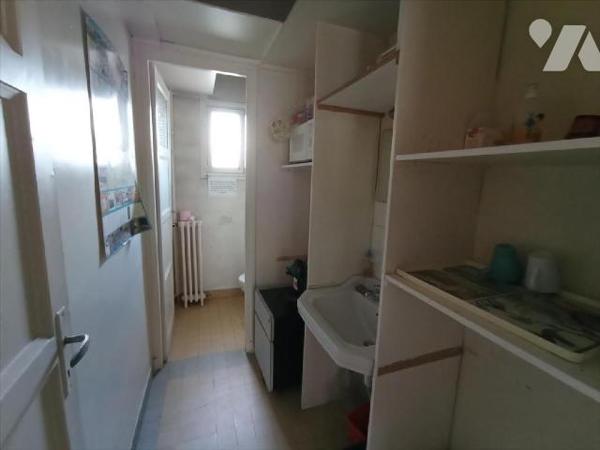 Local professionnel / commercial dans le centre ville de CONDE SUR NOIREAU. Local libre.Rez-de-...