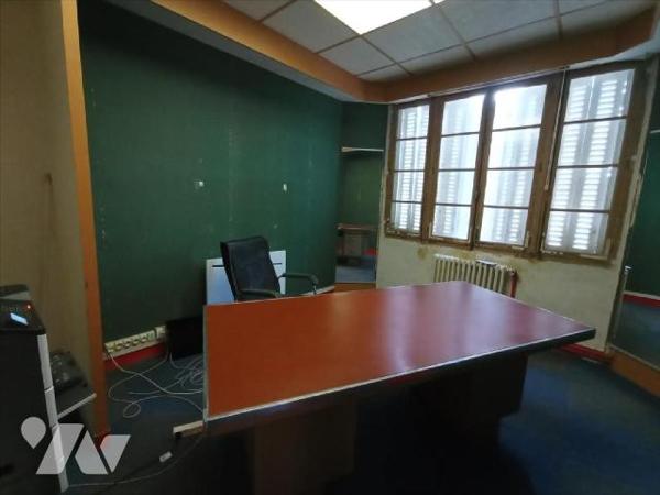 Local professionnel / commercial dans le centre ville de CONDE SUR NOIREAU. Local libre.Rez-de-...