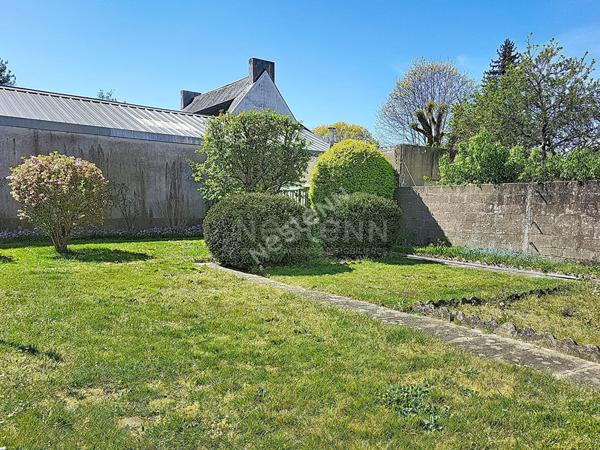 Nantes Bout des Pavés : Exclusivité : En vente ! Maison de 3 chambres, prévoir travaux pour remettre aux goûts du jour, garage, jardin. Proche toutes les commodités. Audit en cours.