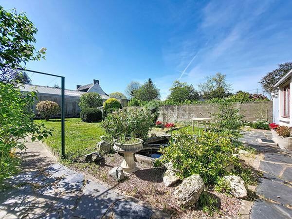 Nantes Bout des Pavés : Exclusivité : En vente ! Maison de 3 chambres, prévoir travaux pour remettre aux goûts du jour, garage, jardin. Proche toutes les commodités. Audit en cours.