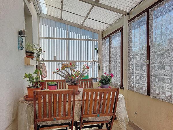 Nantes Bout des Pavés : Exclusivité : En vente ! Maison de 3 chambres, prévoir travaux pour remettre aux goûts du jour, garage, jardin. Proche toutes les commodités. Audit en cours.