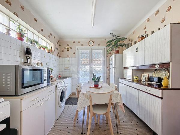 Nantes Bout des Pavés : Exclusivité : En vente ! Maison de 3 chambres, prévoir travaux pour remettre aux goûts du jour, garage, jardin. Proche toutes les commodités. Audit en cours.