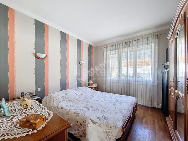 Nantes Bout des Pavés : Exclusivité : En vente ! Maison de 3 chambres, prévoir travaux pour remettre aux goûts du jour, garage, jardin. Proche toutes les commodités. Audit en cours.