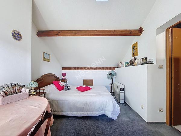 Nantes Bout des Pavés : Exclusivité : En vente ! Maison de 3 chambres, prévoir travaux pour remettre aux goûts du jour, garage, jardin. Proche toutes les commodités. Audit en cours.