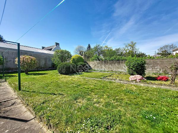 Nantes Bout des Pavés : Exclusivité : En vente ! Maison de 3 chambres, prévoir travaux pour remettre aux goûts du jour, garage, jardin. Proche toutes les commodités. Audit en cours.