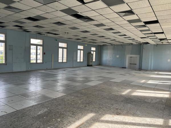 Location Local commercial1500 m² - CORBEIL ESSONNES (91100)