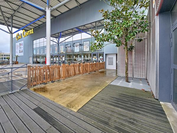 Local commercial à louer 135 m² avec terrasse - attenant au Cinéma de Dreux - proche du palais des Sports Parc des Expositions et lycée