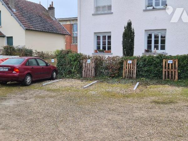 DIJON, emplacement de parking avec portail sécurisé.