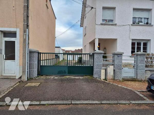 DIJON, emplacement de parking avec portail sécurisé.