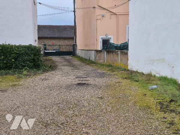 DIJON, emplacement de parking avec portail sécurisé.