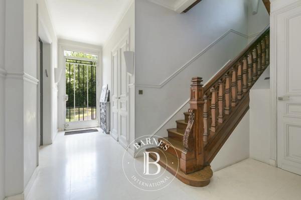 Suresnes, Hôtel particulier 6 Chambres -  370 m² à vendre