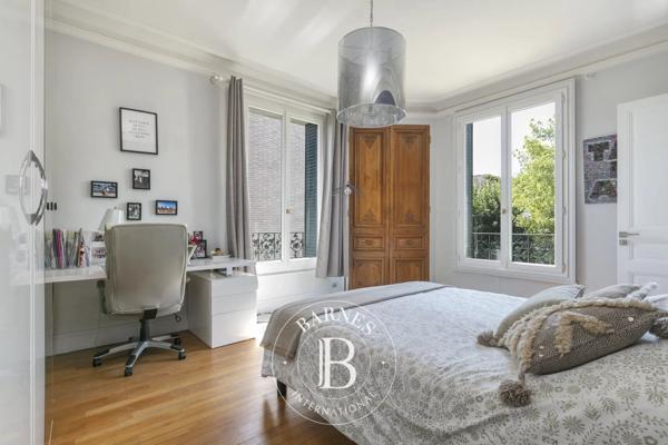 Suresnes, Hôtel particulier 6 Chambres -  370 m² à vendre