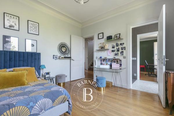 Suresnes, Hôtel particulier 6 Chambres -  370 m² à vendre