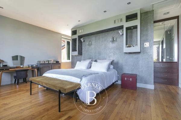 Suresnes, Hôtel particulier 6 Chambres -  370 m² à vendre