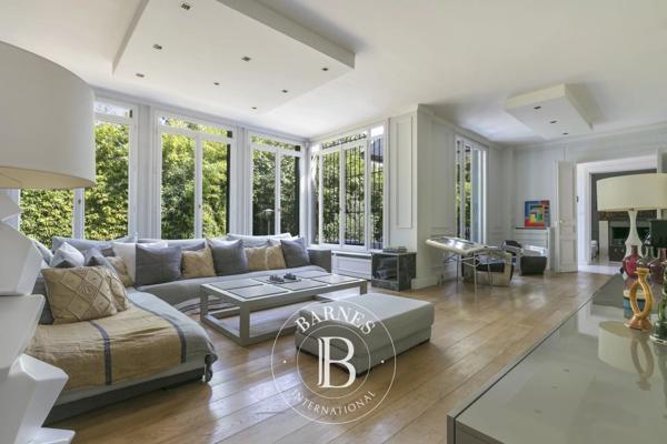 Suresnes, Hôtel particulier 6 Chambres -  370 m² à vendre