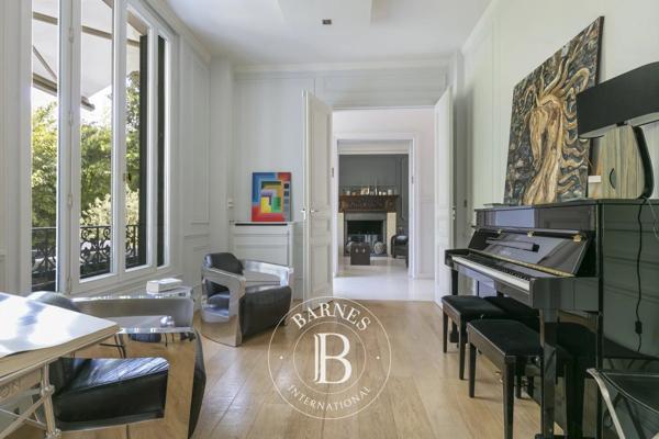 Suresnes, Hôtel particulier 6 Chambres -  370 m² à vendre