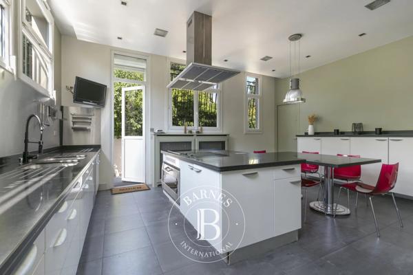 Suresnes, Hôtel particulier 6 Chambres -  370 m² à vendre