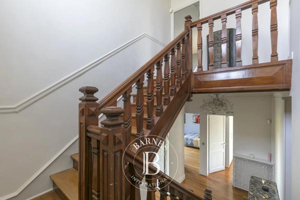Suresnes, Hôtel particulier 6 Chambres -  370 m² à vendre