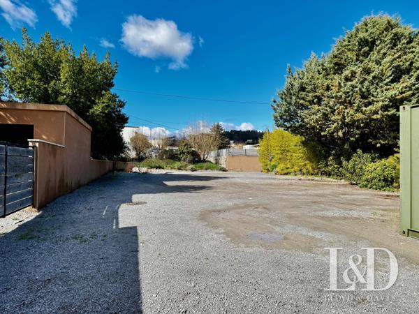 Tètement immobilier comprenant 3 locaux commerciaux